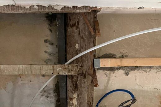 Travaux de maçonnerie pour un renforcement d&#8217;un plancher haut par moisage et des poutres en bois a Nice