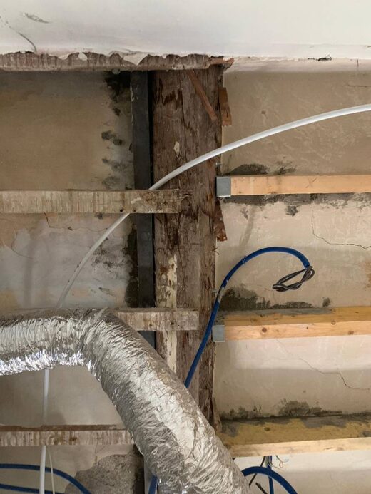 Travaux&#x20;de&#x20;ma&#x00E7;onnerie&#x20;pour&#x20;un&#x20;renforcement&#x20;d&amp;&#x23;8217&#x3B;un&#x20;plancher&#x20;haut&#x20;par&#x20;moisage&#x20;et&#x20;des&#x20;poutres&#x20;en&#x20;bois&#x20;a&#x20;Nice