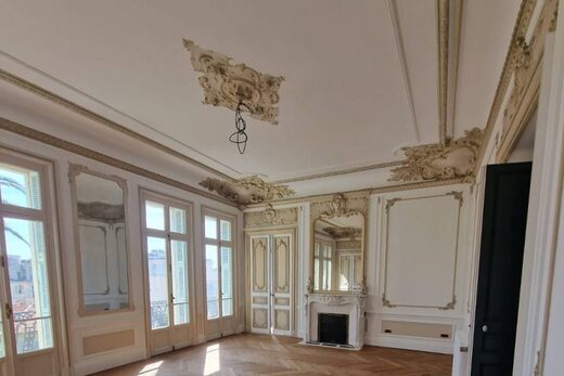 TRAVAUX DE RENOVATION PEINTURE D&#8217;UN SALON HAUSSMANIEN AVEC SES MENUISERIES A NICE