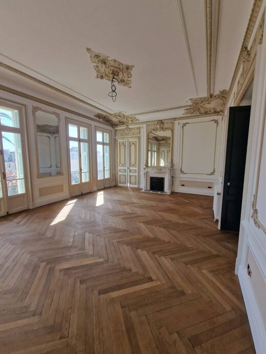 TRAVAUX&#x20;DE&#x20;RENOVATION&#x20;PEINTURE&#x20;D&amp;&#x23;8217&#x3B;UN&#x20;SALON&#x20;HAUSSMANIEN&#x20;AVEC&#x20;SES&#x20;MENUISERIES&#x20;A&#x20;NICE
